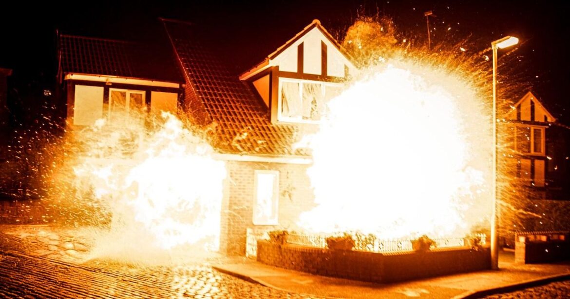 Coronation Street confirma que la casa de plat explotó con la explosión que estaba atrapada en el fuego Jabón