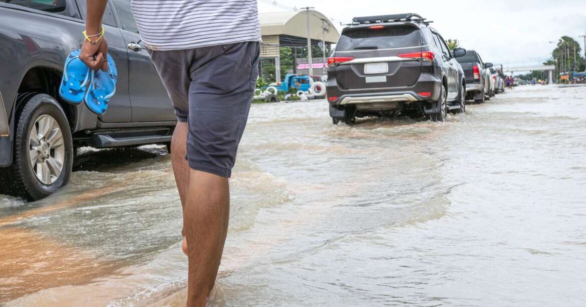 Ver cinco atención médica bajo lluvia de verano