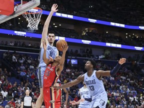 ‘Long Baby Hockey está jugando’ estrella de la NBA, Zach Eddie Raptors vuelve a casa cara a cara