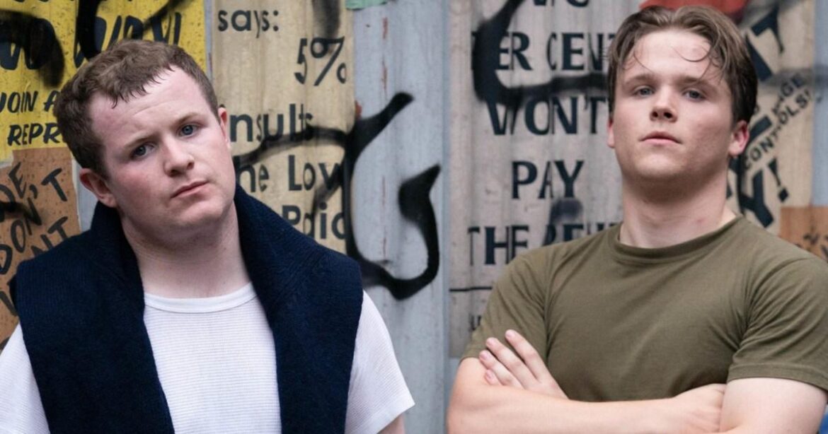 ¿Quién interpretó a Young Phil y Grant Mitchell en los Estenderistas? | Jabón